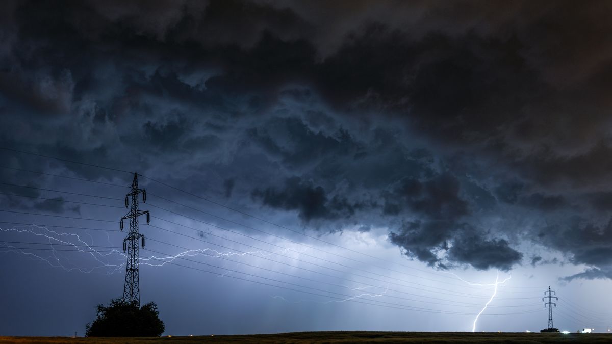 V části Česka přijdou silné bouře, varují meteorologové. Rozvodní menší řeky